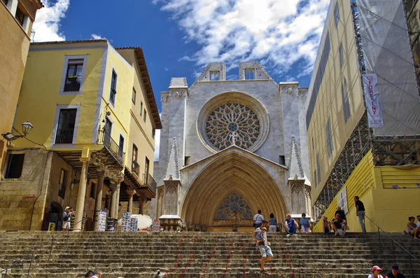 TARRAGONA, ESPAÑA - 30 DE JUNIO DE 2017: La gente está sentada en las escaleras que conducen a la Catedral de Tarragona el 30 de junio de 2017, Cataluña, España — Foto de Stock