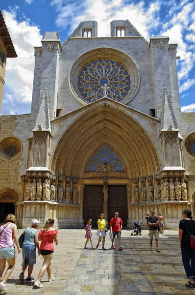 TARRAGONA, ESPANHA - JUNHO 30, 2017: As pessoas estão andando pela rua que leva à Catedral de Tarragona em 30 de junho - 2017, Catalunha, Espanha — Fotografia de Stock