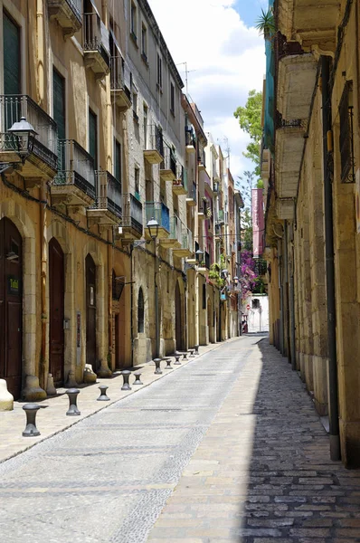 Strada deserta della vecchia città europea in una chiara giornata di sole. Le luminose mura del centro storico di Tarragona in Catalogna . — Foto Stock