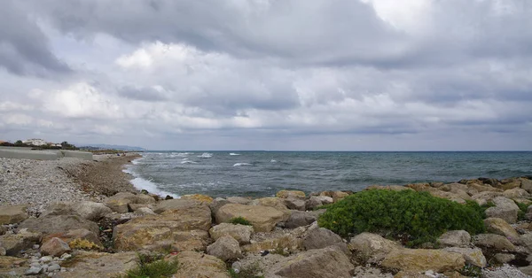 Vilanova i la geltru, spanien - 27. Juni 2017: verlassener Steinstrand in der Nähe der Stadt vilanova i la geltru — Stockfoto