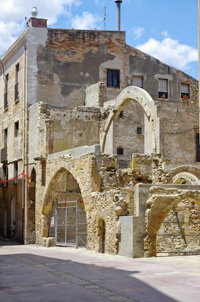 TARRAGONA, ESPANHA - 30 DE JUNHO DE 2017: O edifício arruinado da antiga cidade europeia de Tarragona, na Catalunha, num dia ensolarado . — Fotografia de Stock