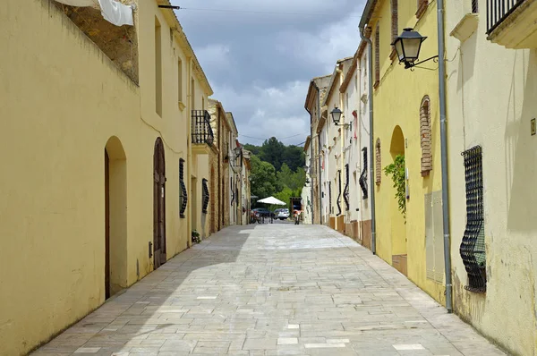 Estrecha calle empinada en pequeño pueblo situado en el Parque de la Serra de Montsant, España —  Fotos de Stock