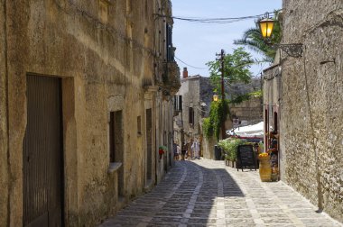 Erice, İtalya - 08 Ağustos 2017: Main street Erice turistik dükkanlar ve restoranlar, Trapani, Sicilya, İtalya