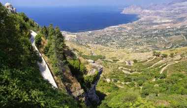 Erice, Sicilya, dağ San Giuliano dağ Cofano doğru üzerinden görüntülemek.