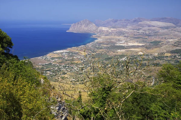 Vista desde Erice, Sicilia, montaña San Giuliano hacia la montaña Cofano . —  Fotos de Stock