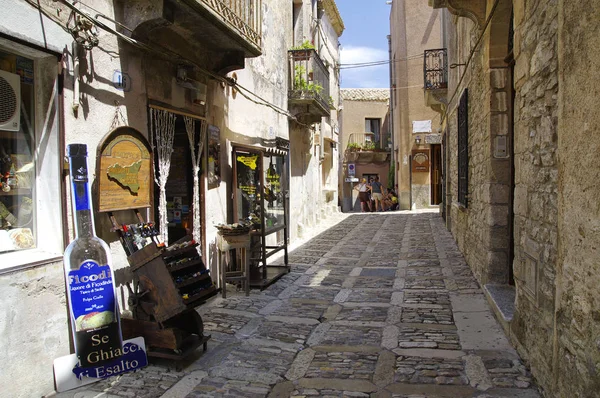 Erice, Itálie - 08 srpna 2017: Hlavní ulice města Erice turistické obchody a restauracemi, poblíž Trapani, Sicílie, Itálie — Stock fotografie