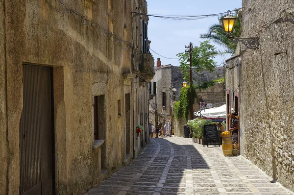 ERICE, ITALIA - 08 AGOSTO 2017: Strada principale di Erice con negozi e ristoranti turistici, vicino Trapani, Sicilia, Italia — Foto Stock