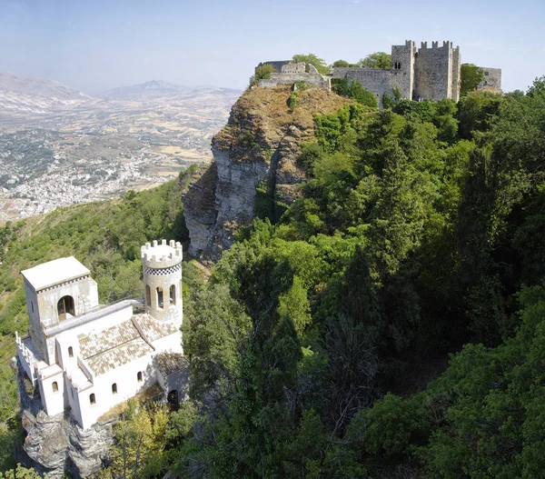 A vista panorâmica de três antigas fortalezas da cidade de Erice, Sicília, Itália — Fotografia de Stock