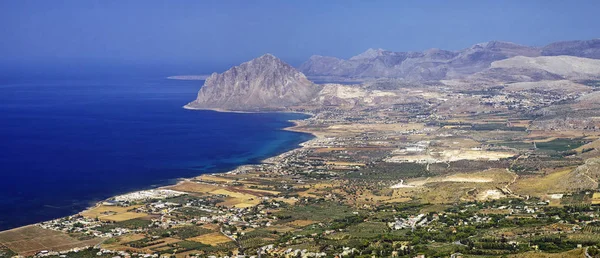 Erice, Sicilya, dağ San Giuliano dağ Cofano doğru üzerinden görüntülemek.