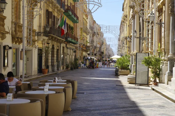 TRAPANI, ITALIA - 08 DE AGOSTO DE 2017: Caminando por la céntrica calle de Trapani, una tarde de verano . — Foto de Stock