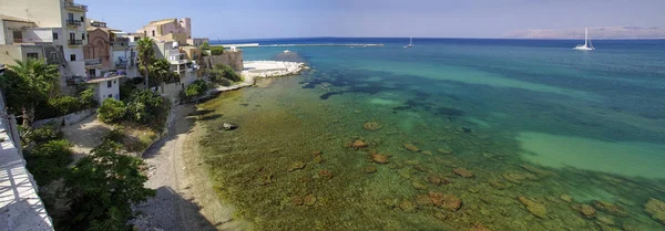 Blick auf die castellammare del golfo bucht während des sehr heißen sommers in sizilien, italien — Stockfoto