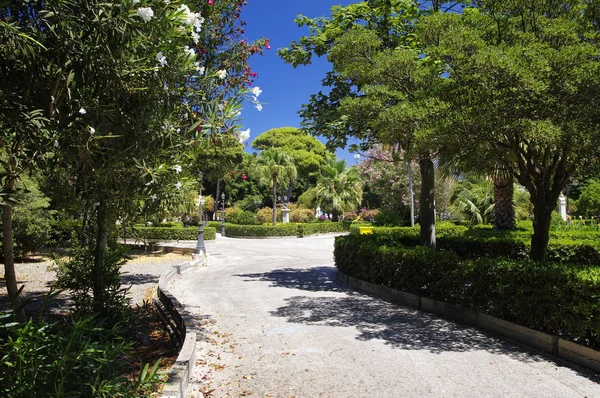 TRAPANI, ITALY - AUGUST 08th, 2017:Deserted main park in the center of Trapani in the high noon on August 8, 2017, Sicily, Italy — Stock Photo, Image