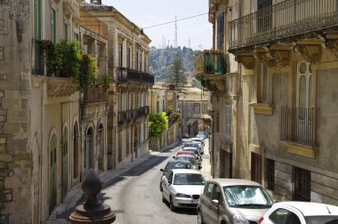 Modica, İtalya - 11 Ağustos 2017: Tipik Gotik mimarisinin eski şehir merkezinde, 11 Ağustos 2017 üzerinde üst Modica, Sicilya, İtalya