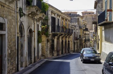 Modica, İtalya - 11 Ağustos 2017: Tipik Gotik mimarisinin eski şehir merkezinde, 11 Ağustos 2017 üzerinde üst Modica, Sicilya, İtalya