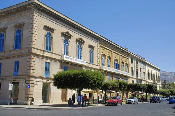 TRAPANI, ITALIA - 08 AGOSTO 2017: Persone che passeggiano per la via centrale di Trapani, in un pomeriggio d'estate . — Foto Stock