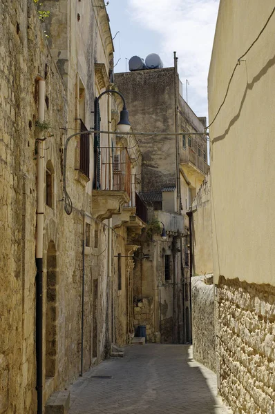 Antigua Italia, calle estrecha en la ciudad vieja de Modica, Sicilia - Italia . — Foto de Stock