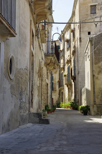 Antigua Italia, calle estrecha en la ciudad vieja de Modica, Sicilia - Italia . — Foto de Stock