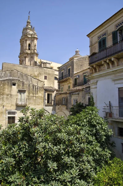 MODICA, ITALIA - 11 DE AGOSTO DE 2017: El centro histórico de la ciudad de Modica en Sicilia, Italia, es Patrimonio de la Humanidad por la UNESCO . — Foto de Stock