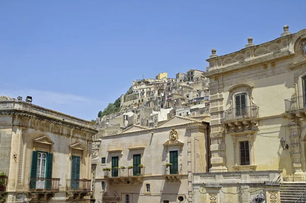 MODICA, ITALIA - 11 DE AGOSTO DE 2017: El centro histórico de la ciudad de Modica en Sicilia, Italia, es Patrimonio de la Humanidad por la UNESCO . — Foto de Stock