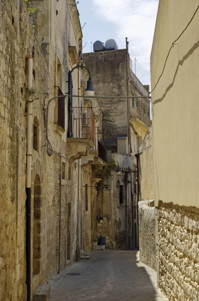 Eski İtalya, Modica, Sicilya - İtalya eski şehrin dar sokakta. Telifsiz Stok Imajlar