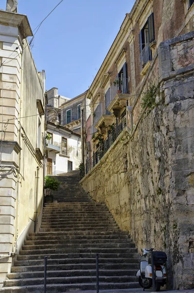Modica, İtalya Sicilya şehir sokakta aracılığıyla önde gelen merdiven temelini klasik moped Stok Fotoğraf