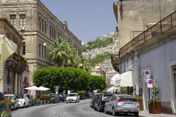 MODICA, ITÁLIA - 11 de agosto de 2017: O centro histórico da cidade de Modica, na Sicília, Itália, é um patrimônio mundial da UNESCO . — Fotografia de Stock