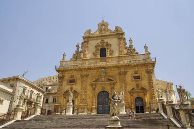 Modica, İtalya - 11 Ağustos 2017: Barok kilise San Pietro Modica, Ragusa, Sicilya, İtalya içinde. UNESCO Dünya Miras Listesi.