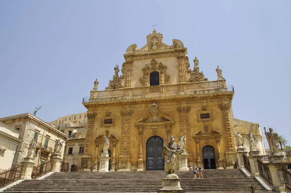 Modica, İtalya - 11 Ağustos 2017: Barok kilise San Pietro Modica, Ragusa, Sicilya, İtalya içinde. UNESCO Dünya Miras Listesi. — Stok fotoğraf