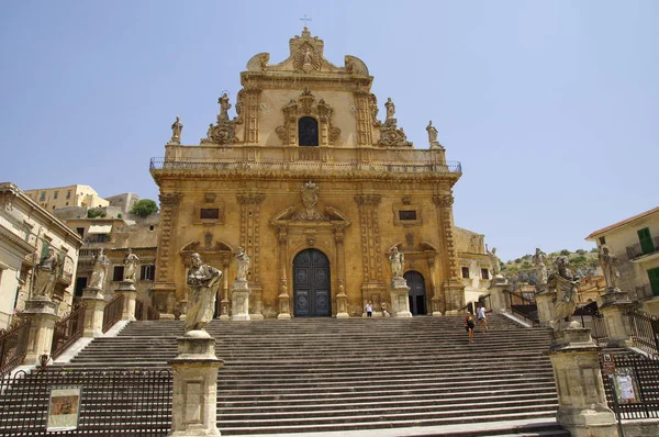 MODICA, ITALIA - 11 DE AGOSTO DE 2017: Iglesia barroca de San Pedro en Modica, Ragusa, Sicilia, Italia. Patrimonio de la Humanidad UNESCO . — Foto de Stock