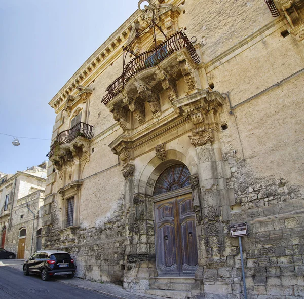 MODICA, ITALIA - 11 DE AGOSTO DE 2017: El centro histórico de la ciudad de Modica en Sicilia, Italia, es Patrimonio de la Humanidad por la UNESCO . — Foto de Stock