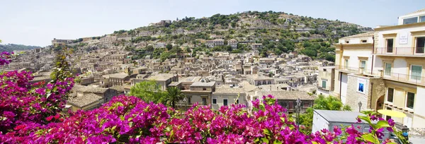 Modica, İtalya - 11 Ağustos 2017: Sicilya, İtalya Modica tarihi şehir merkezi bir Unesco Dünya Mirası olduğunu. Telifsiz Stok Imajlar