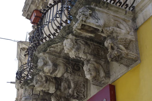 Typische alte Balkon mit barocken Ornamenten oft in modica Stadt gesehen. sizilien, italien — Stockfoto