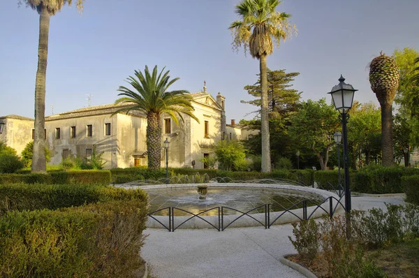 Jardines públicos en la antigua ciudad de Ragusa Ibla, Sicilia, Italia — Foto de Stock