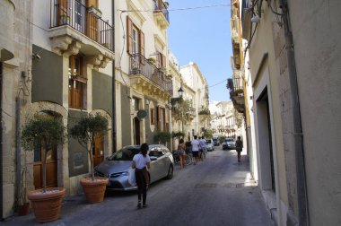 Syracuse, İtalya - 12 Ağustos 2017: Syracuse dar sokakta Ortigia Island, Sicilya, İtalya üzerinde yürüyen insanlar