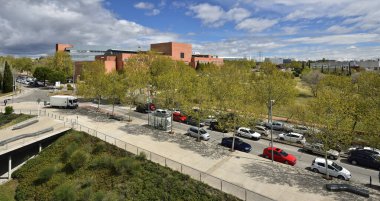 Madrid / İspanya - 10 Nisan 2019 - İspanya Özerk Üniversitesi 'nde modern' Plaza Mayor 'dan Leganes şehrine panoramik bakış