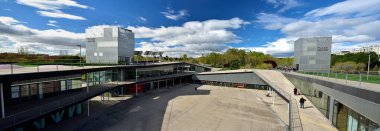 Madrid / İspanya - 10 Nisan 2019 - İspanya Özerk Üniversitesi 'nde modern' Plaza Mayor 'da yürüyen insanlar