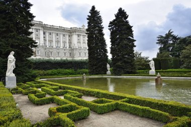 Sabatini Gardens (Jardines de Sabatini), halka açılan Kral Juan Carlos tarafından ben 1978'de İtalyan mimar Francesco Sabatini, o kadar onurlu bir parçasıdır Kraliyet Sarayı Madrid, İspanya.