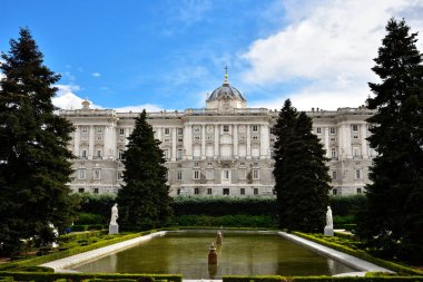 Sabatini Gardens (Jardines de Sabatini), halka açılan Kral Juan Carlos tarafından ben 1978'de İtalyan mimar Francesco Sabatini, o kadar onurlu bir parçasıdır Kraliyet Sarayı Madrid, İspanya.