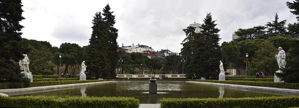 MADRID / ESPAÑA - 10 DE ABRIL DE 2019 - Los Jardines de Sabatini, abiertos al público por el rey Juan Carlos I en 1978 en honor al arquitecto italiano Francesco Sabatini, forman parte de la — Foto de Stock