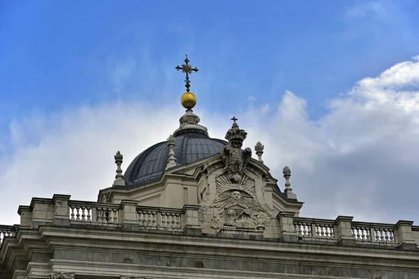 Palazzo Reale di Madrid, Stemma in cima al palazzo, Spagna — Foto Stock