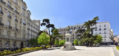 Madrid / İspanya - 11 Nisan 2019 - Miguel de Cervantes 'in heykeli - İspanyol yazar, şair ve oyun yazarı Plaza de las Cortes, İspanya.