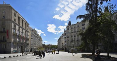 Madrid / İspanya - 11 Nisan 2019 - Madrid 'deki Plaza de las Cortes - Miguel de Cervantes heykeli - İspanyol romancı, şair ve oyun yazarı, İspanya.