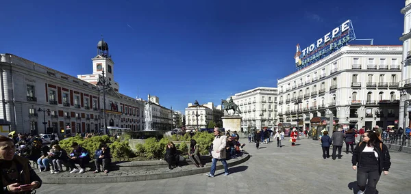 MADRID / SPAGNA - 11 APRILE 2019 - Puerta del Sol, uno dei luoghi più frequentati di Madrid con la statua di un orso e un albero di madrone, simbolo della città — Foto Stock