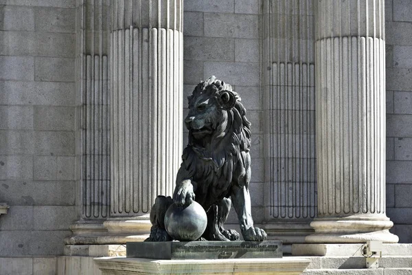 Мадрид / Іспанія - 11 квітня 2019 - скульптура Лева перед будівлею Конгресу депутатів Конгрес де лос Діпутадос у місті. — стокове фото
