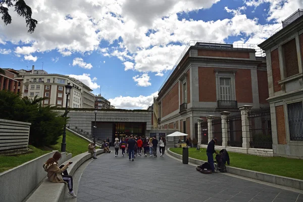 Madryt / Hiszpania - 11 kwietnia 2019 - Wejście główne prowadzące do Muzeum Prado jest ważnym zabytkiem kultury w Madrycie — Zdjęcie stockowe