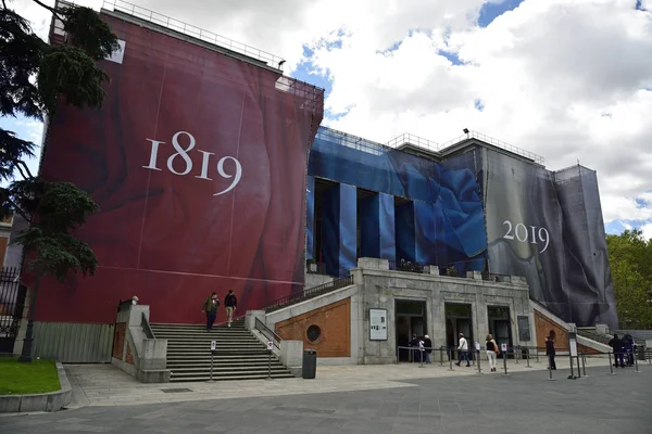 MADRID / SPAGNA - 11 APRILE 2019 - Ingresso principale che conduce al Museo del Prado un importante punto di riferimento culturale a Madrid — Foto Stock