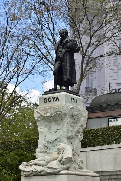 МАДРИД / ИСПАНИЯ - 11 апреля 2019 года - Статуя Гойи перед музеем Прадо - важнейшая культурная достопримечательность Мадрида — стоковое фото