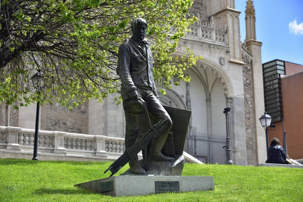 Madrid / Spanien - 11 april 2019 - Statyn "En målare för Prado" (1988 - 1989) utanför Pradomuseet, på väg upp till Jeronimos kyrka. — Stockfoto