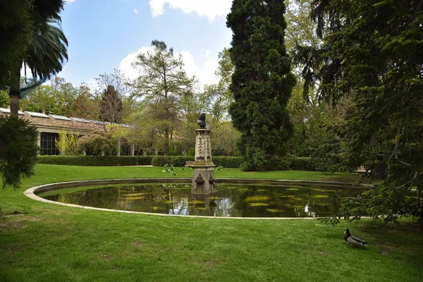 Теплица и фонтан в Королевском ботаническом саду в Мадриде, Испания, Европа — стоковое фото