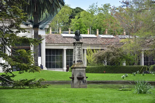 Madrid, España - 11 de abril de 2019: Los turistas visitan el Real Jardín Botánico de Madrid, España — Foto de Stock
